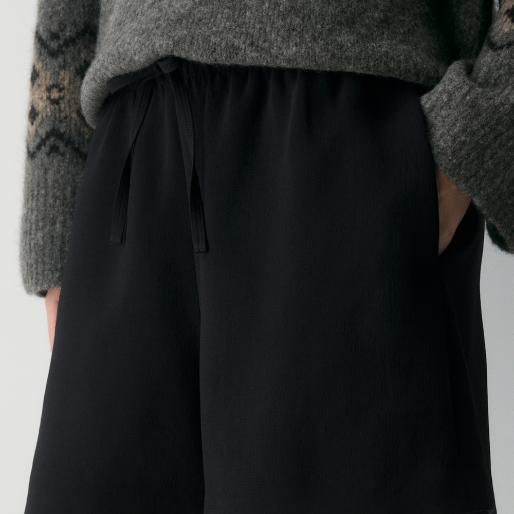 Aritzia Wilfred black Loge shorts in S - Picture 2 of 5